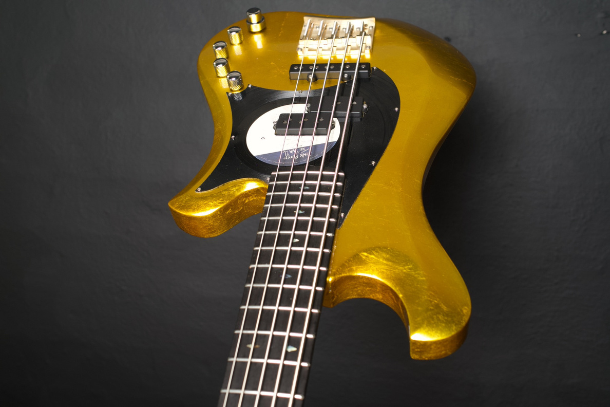 Marleo V strings Medici Gold bass, body detail
