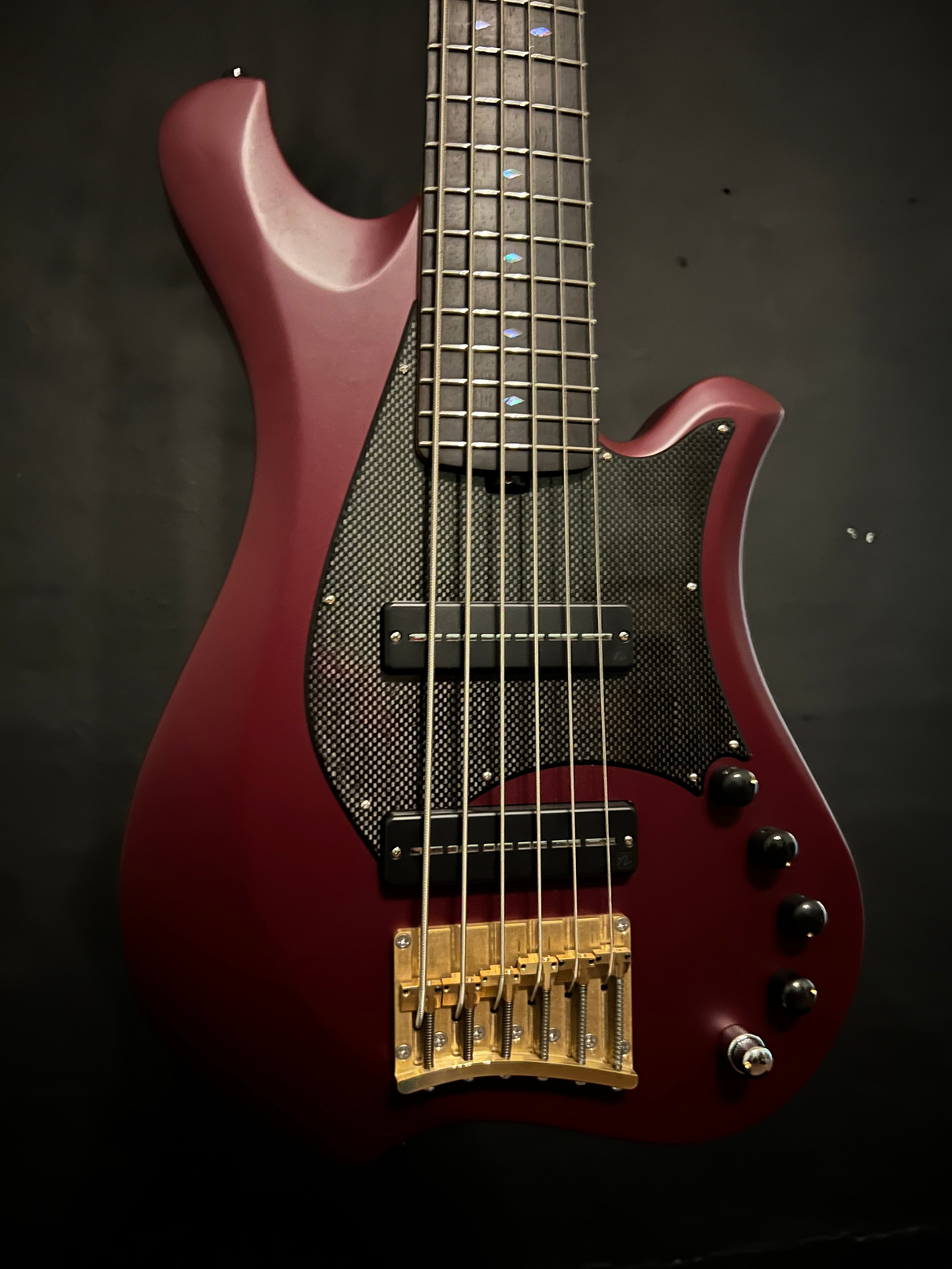 Marleo VI strings bass satin cabernet, bridge detail